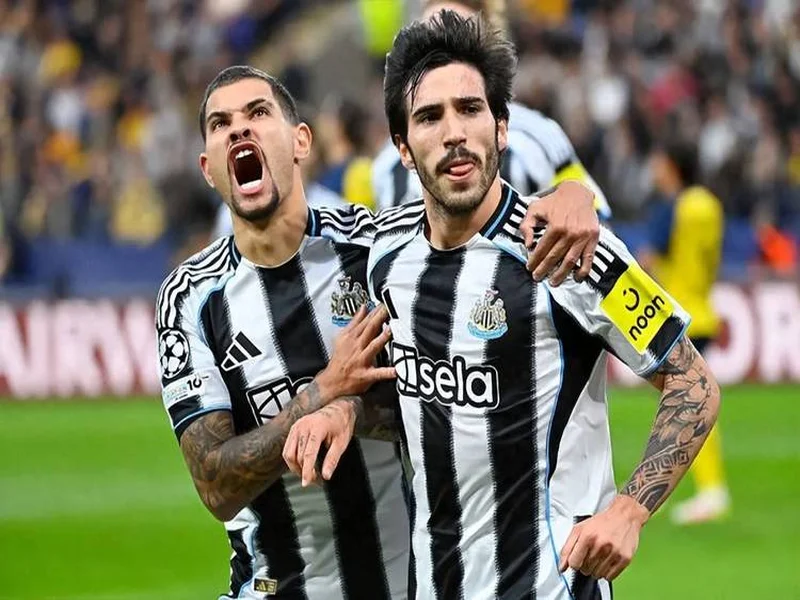 记者：曼联无意吉马良斯；认为重金签托纳利在成本上不划算